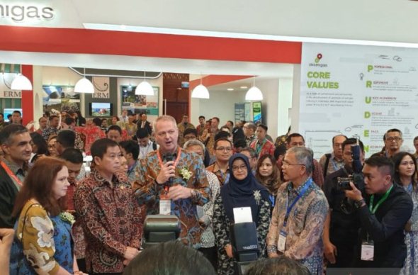 Managing Director Chevron Indonesia Business Unit, Kevin Lyon menyambut kunjungan Menteri ESDM Ignatius Jonan ke stand PT CPI dalam IPA Convex ke-43. Foto antaranews